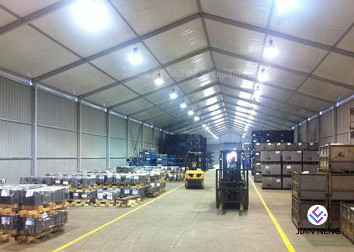 Tende su ordinazione graduate differenti di evento con il tessuto bianco per la mostra, magazzino del PVC