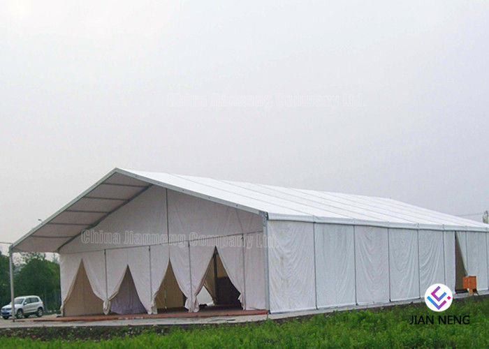 Tende su ordinazione graduate differenti di evento con il tessuto bianco per la mostra, magazzino del PVC
