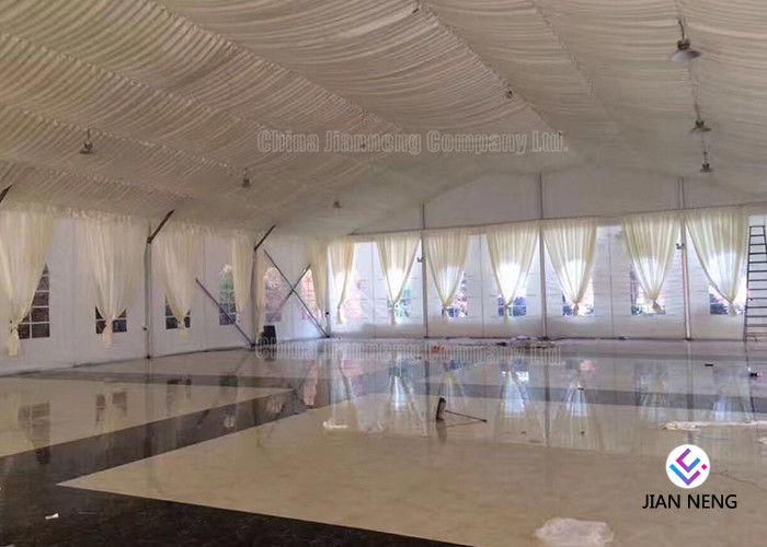 Tenda foranea di lusso fuori delle tende di nozze con il rivestimento variopinto delle tende per i partiti di evento