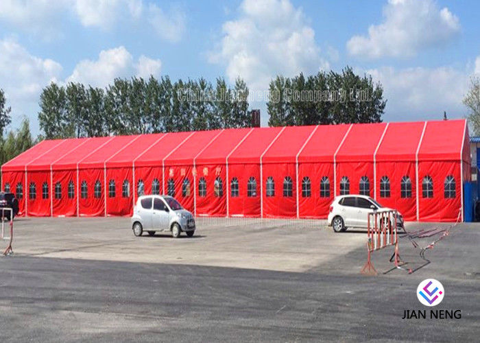 tenda della festa nuziale di colore rosso di 20x30m per 500 persone con la tenda ed i rivestimenti