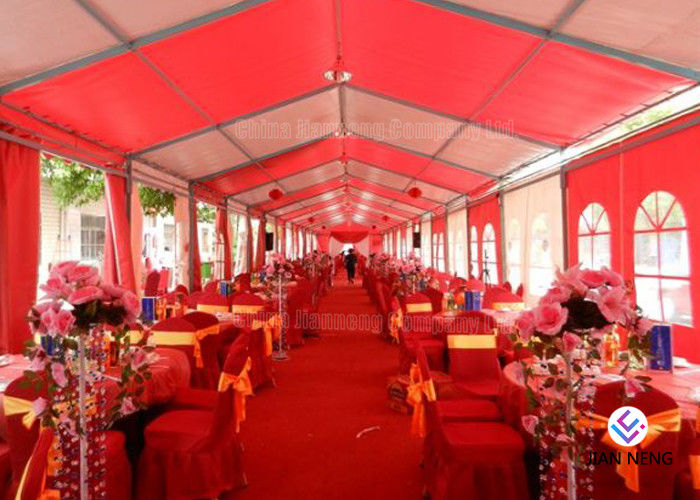 tenda della festa nuziale di colore rosso di 20x30m per 500 persone con la tenda ed i rivestimenti